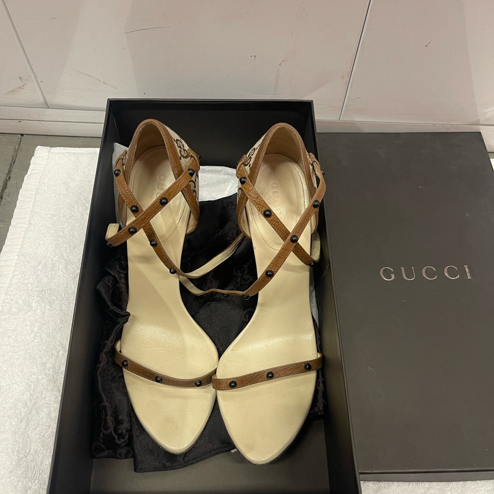 Gucci Women's Tan and Cream heels